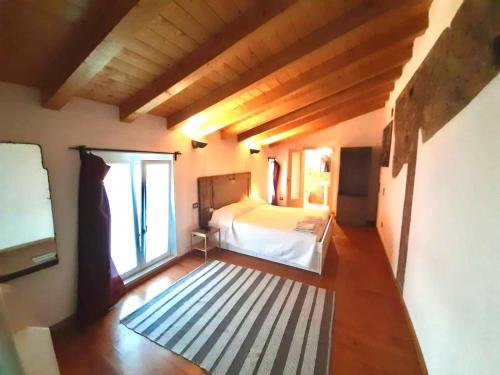 托斯科拉诺-马德尔诺Atlante的一间卧室设有一张床和一个大窗户