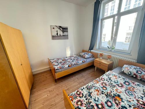 不来梅港Gemütliche Retro Wohnung的一间卧室设有两张床和窗户。