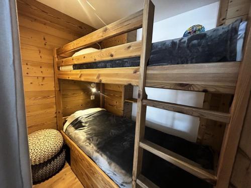 里蒙纽耶Résidence Oisans - Studio pour 4 Personnes 174的小屋内设有一间带两张双层床的卧室