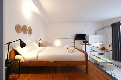 米兰PrimoPiano - Acerenza Flats的一间卧室配有一张带白色床单的大床