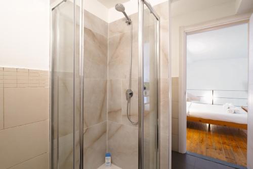 米兰PrimoPiano - Acerenza Flats的浴室里设有玻璃门淋浴