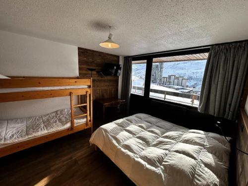 里蒙纽耶Résidence Aravis - 2 Pièces pour 4 Personnes 444的一间卧室设有一张床和一个大窗户