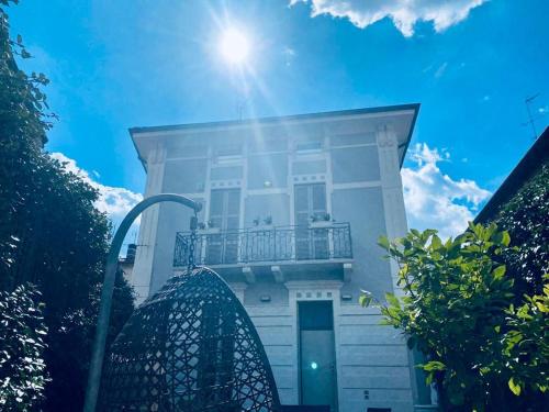莱科Villa Martina Retreat的带阳台的房屋,阳光在天空中