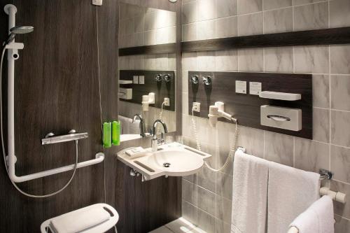 斯图加特斯图加特假日酒店的一间带水槽和卫生间的浴室