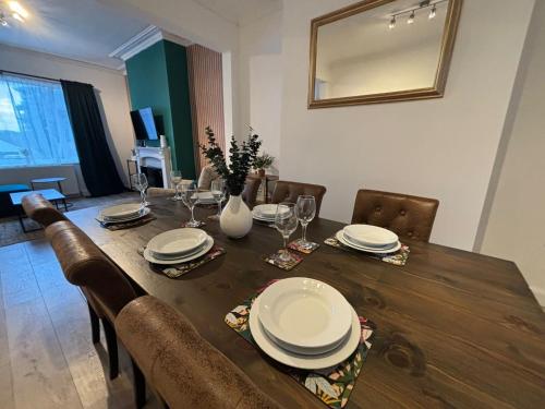 Large 3 Bed House - Awsworth - J26 M1 - Ideal for Contractors or Families - Sleeps - 6的一张带椅子的木桌和一间餐厅