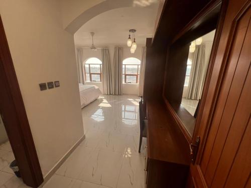 塞拉莱RED-22- ALSALAM suites的带走廊和床的房间以及带走廊的房间