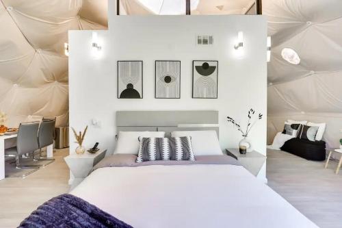 蒙蒂塞洛Unique Escapes - Modern Luxury Geodome的卧室配有一张白色大床和一张书桌