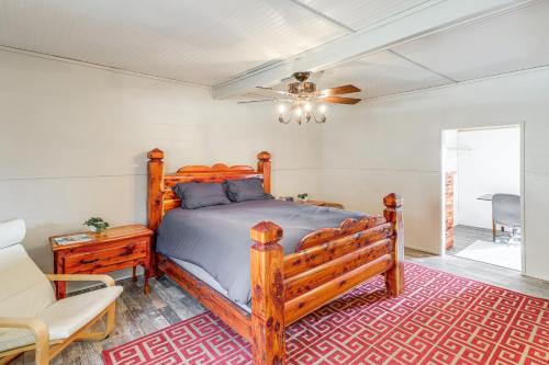 JasperJasper Cabin with Fire Pit, Grill and Mountain Views!的一间卧室配有一张木床和一把椅子