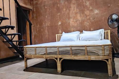 希莫加Earthy - Vintage的一张木制床,上面有白色枕头