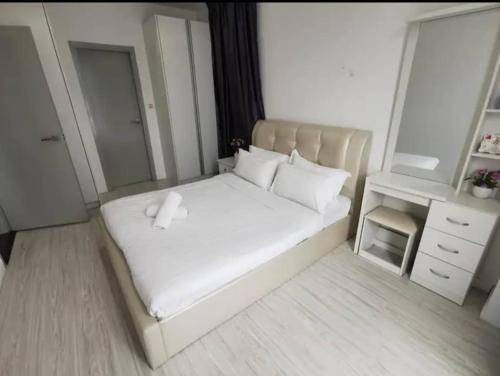 哥打京那巴鲁Dreamland的卧室配有白色的床和镜子