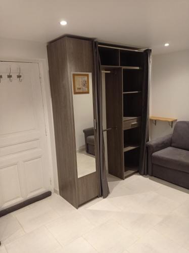 布里昂松La marmotte的客厅配有衣柜和沙发。