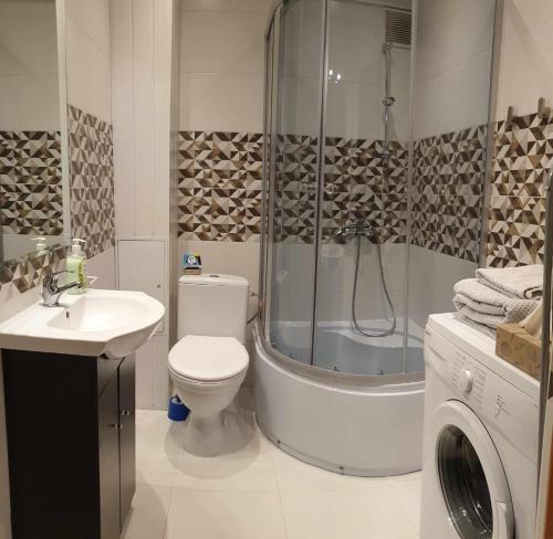 弗沃茨瓦韦克Apartament Warszawska的浴室配有卫生间、淋浴和盥洗盆。
