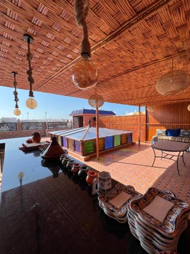 拉巴特Riad el wazania的一个带桌椅和水的庭院