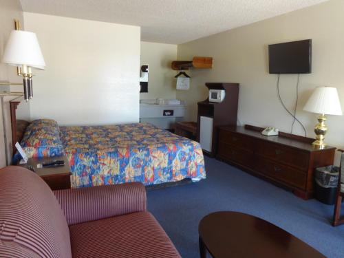 加登城National 9 Inn的酒店客房,配有床和沙发