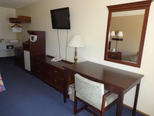 加登城National 9 Inn的酒店客房配有书桌和镜子