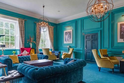杜伦61 Durham的蓝色的客厅配有沙发和椅子