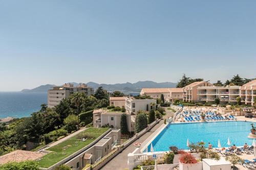 戛纳Résidence Cannes Villa Francia - maeva Home - Appartement 2 pièces 5 perso 634的享有带游泳池的度假村景致