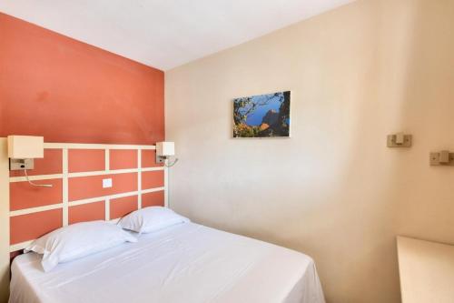 戛纳Résidence Cannes Villa Francia - maeva Home - Appartement 2 pièces 5 perso 634的卧室配有一张床,墙上挂有绘画作品