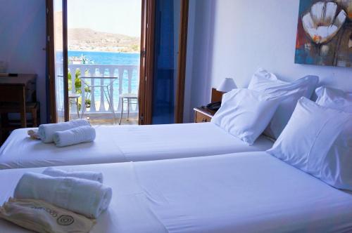 斯科拉Captain's House Hotel的海景客房内的2张白色床