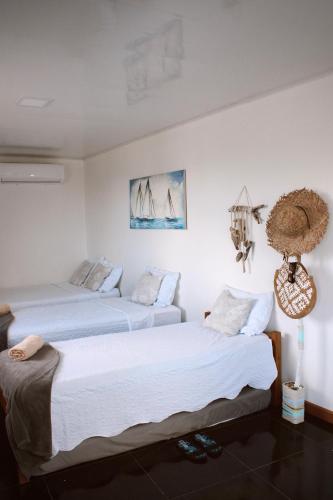 El CoveApartamento New Experience的白色墙壁客房的两张床