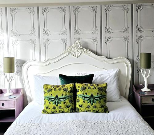 谢林汉姆伯灵顿贝提酒店的一间卧室配有白色床和黄色枕头
