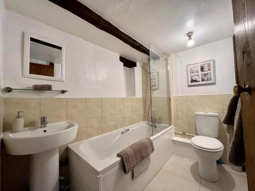 瓦伊河畔罗斯Bluebell Cottage的一间带水槽、浴缸和卫生间的浴室
