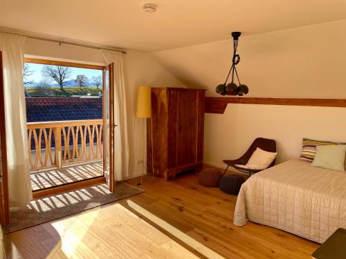 希明格Chiemsee Living的一间卧室设有一张床和一个阳台