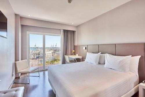 卡斯特利翁-德拉普拉纳Silken Turcosa的一间设有大床和窗户的酒店客房