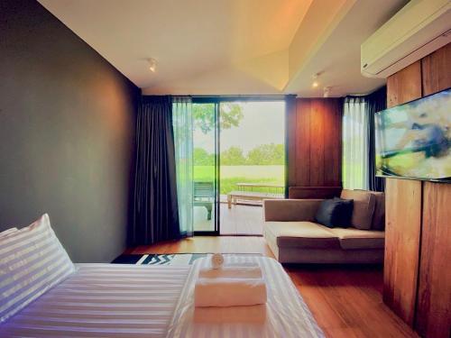 Ban Pa LanIdeal View Villa lanna的客厅配有床和沙发