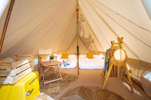 滨海托萨Kampaoh Tossa de Mar的带帐篷、床和桌子的客房