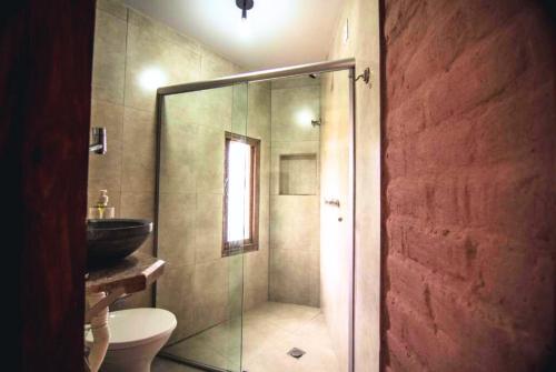 戈亚斯州上帕莱索Daya Ma Hospedagem的带淋浴、卫生间和盥洗盆的浴室