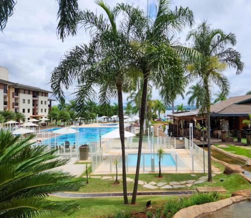 巴西利亚Life Resort, Beira Lago Paranoá的度假村内棕榈树游泳池