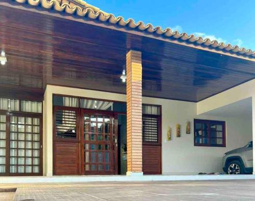 德奥多鲁元帅镇Casa em Praia do Francês - Alagoas.的前面有停车位的房子