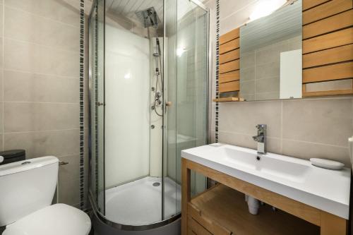 谷雪维尔Résidence Le Marquis - Studio pour 3 Personnes 684的浴室配有卫生间、盥洗盆和淋浴。