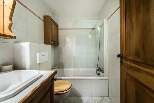 谷雪维尔Résidence Balcons De Pralong - 4 Pièces pour 6 Personnes 064的浴室配有卫生间、淋浴和盥洗盆。