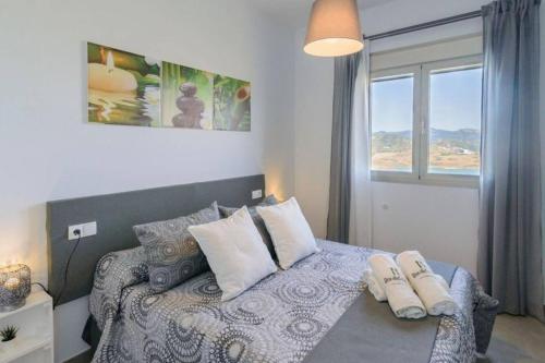 埃尔加斯托尔3 bedrooms chalet with private pool terrace and wifi at El Gastor的卧室配有带枕头的床铺和窗户。
