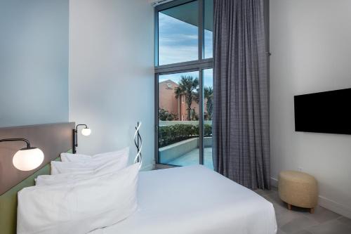 代托纳海滩Max Beach Resort的酒店客房设有一张床和一个大窗户