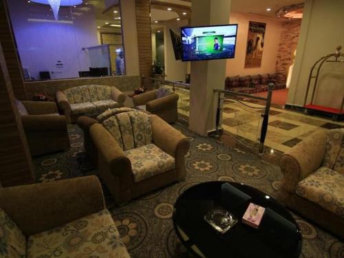 哈费尔巴廷بنان فال للشقق المخدومة的大堂设有带沙发和电视的等候室