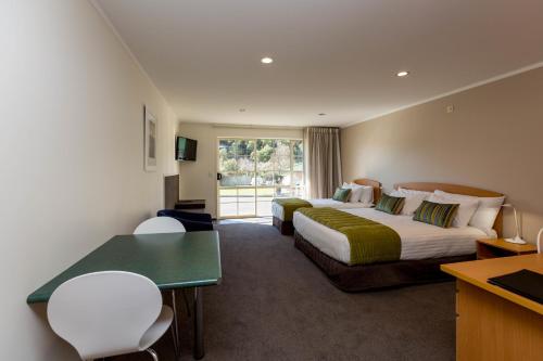 泰哈皮泰哈皮阿斯彭科特汽车旅馆的酒店客房配有两张床和一张书桌