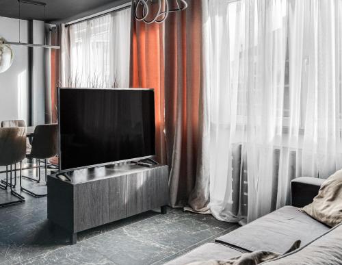 弗罗茨瓦夫BLACKNIGHT Apartment - Self Check-In 24h的客厅配有壁橱上的平面电视