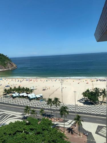 里约热内卢suite deluxe vista mar Copacabana - entrada independente的一片拥有众多人的海滩和海洋