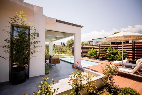 乐托卡亚4RosesVillas的房屋设有一座带游泳池的庭院