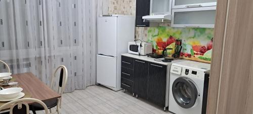 科克舍套1-комнатная квартира в центре的厨房配有洗衣机和洗衣机。