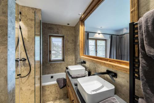 谷雪维尔Résidence Horizon Blanc - 4 Pièces pour 6 Personnes 314的一间带水槽、淋浴和镜子的浴室