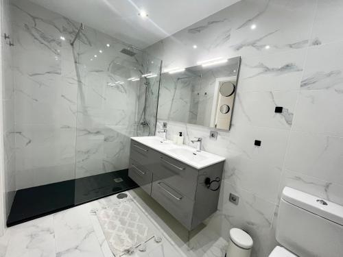 莫罗德哈布雷Jandia Beach Apartment 2的白色的浴室设有水槽和镜子