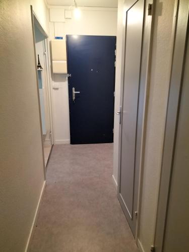 图尔Keva apartment的走廊上,房间有一个黑色的门