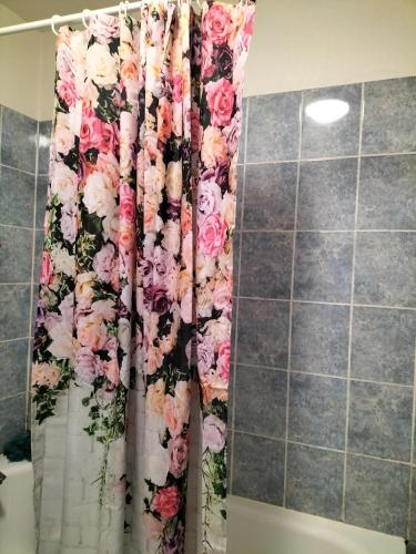 图尔Keva apartment的浴室内装有玫瑰的浴帘