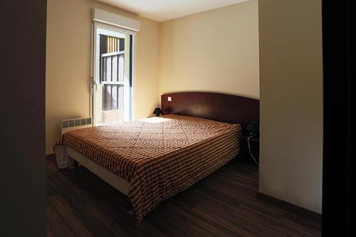 格尔姆Résidence Serias - 3 Pièces pour 6 Personnes 544的一间卧室设有一张床和一个窗口