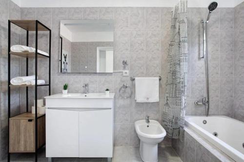 里韦拉布拉瓦Sea La Vie House的浴室配有盥洗盆、卫生间和浴缸。