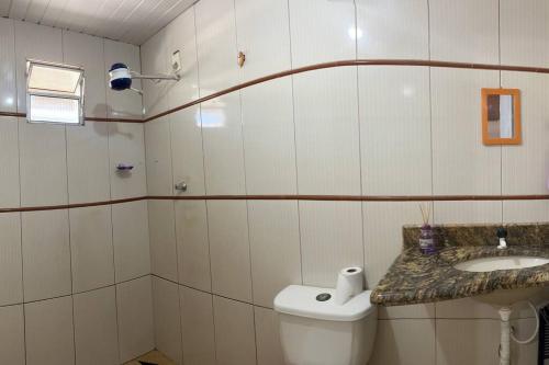 维拉维尔哈Kitinet com 01 quarto的一间带卫生间和水槽的浴室